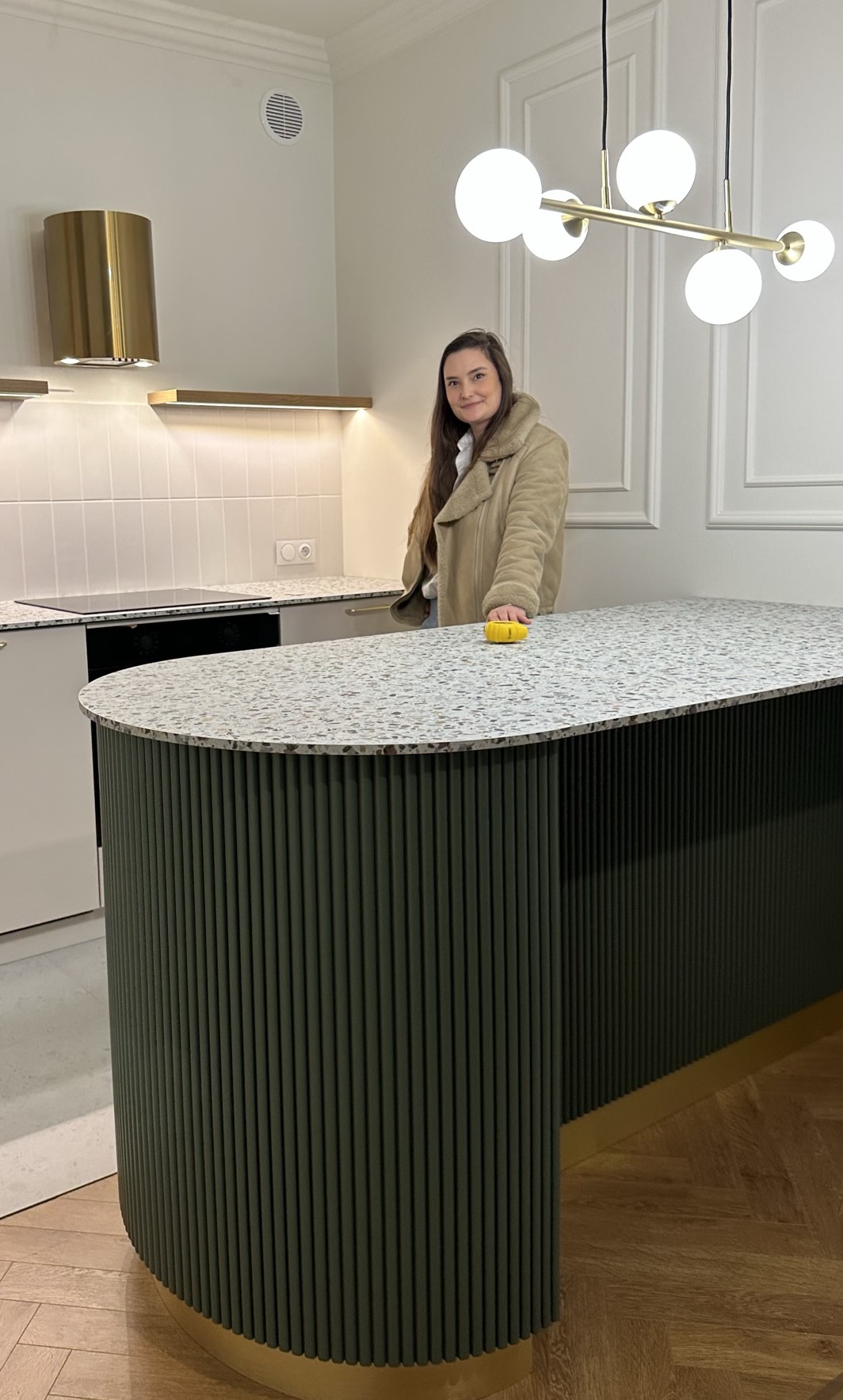 Architekt wnętrz odbiera zabudowy wykonane przez stolarza.